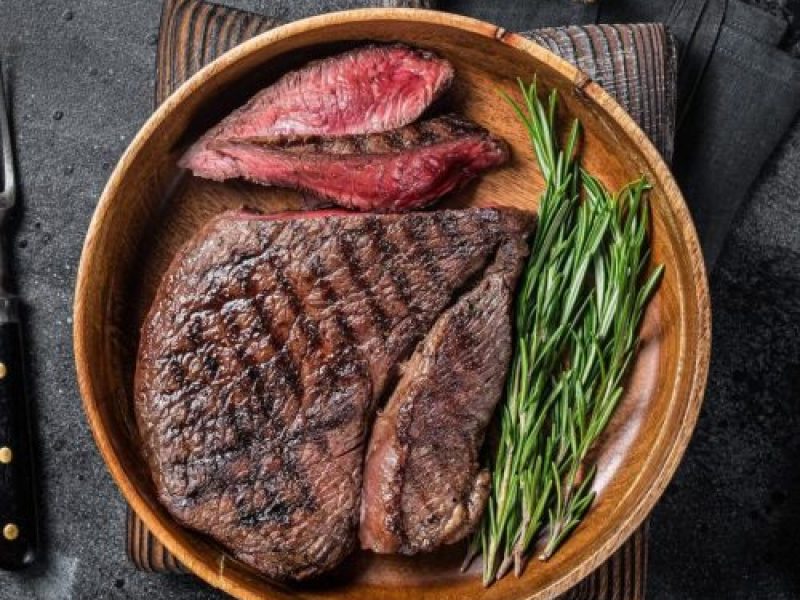 bbq-grilled-medium-rare-top-sirloin-beef-steak-rump-steak-in-a-wooden-plate--e1664474134797-pvhjronyovbnx6ai8bzwdhazk56ymv9lbths24nf60 (1)